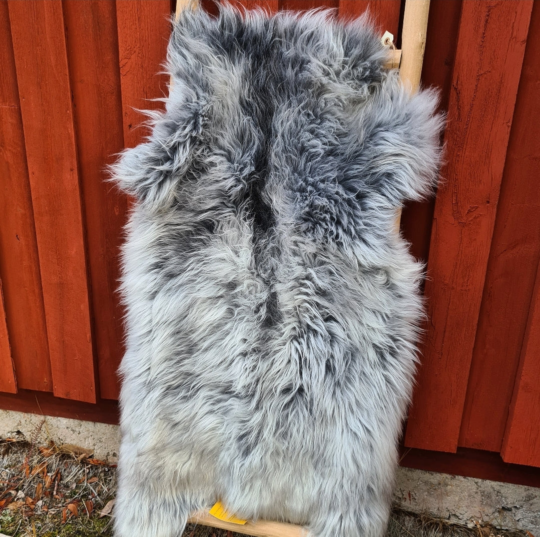 Svenskt fårskinn lång lugg grått eko